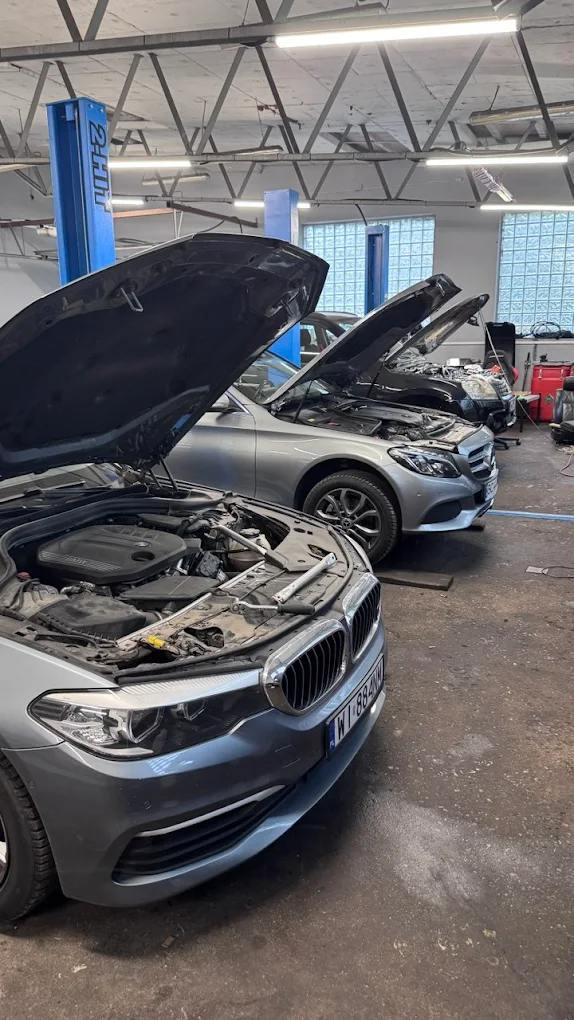 Samochody BMW i Mercedes podczas diagnostyki silnika w warsztacie Twin Torque Service w Warszawie.