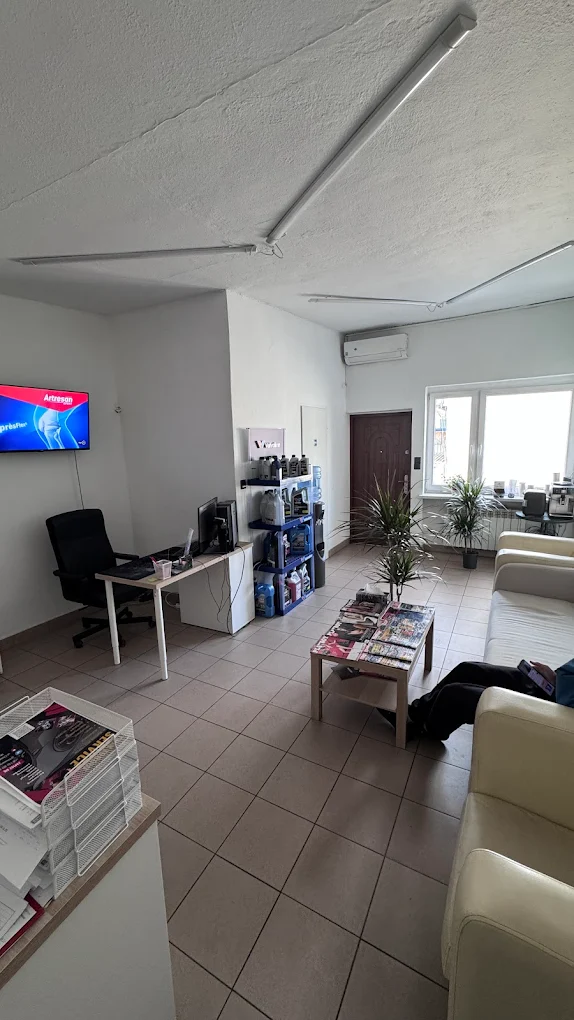 Poczekalnia warsztatu Twin Torque Service w Warszawie – wygodne fotele, stolik z prasą i stanowisko obsługi klienta.